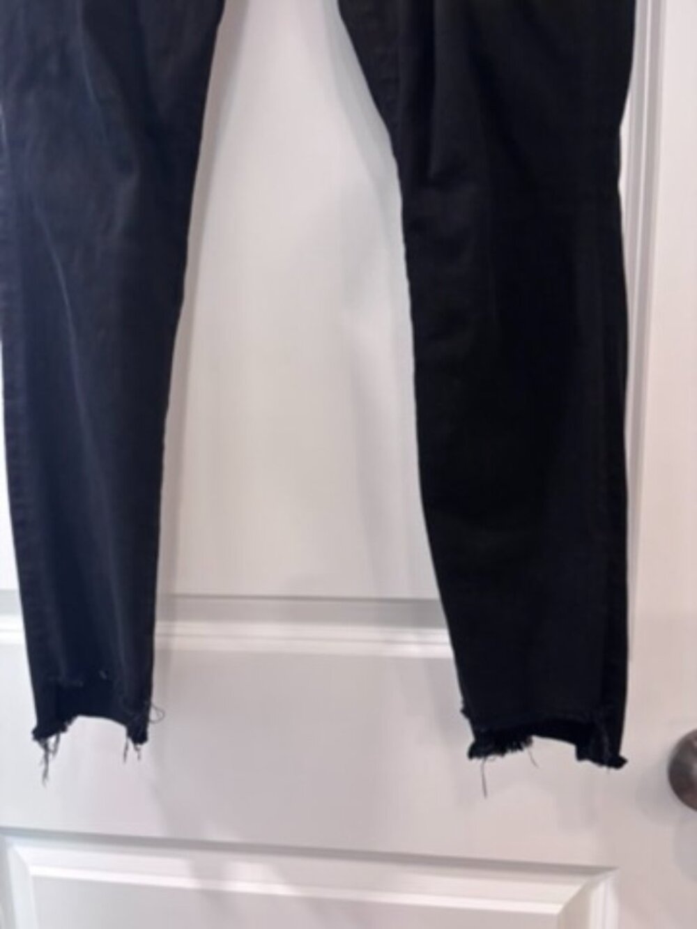 FRAME Le Skinny De Jeanne Raw Stagger Mid Rise Cropped Skinny Jeans in Film Noir - Picture 4 of 7